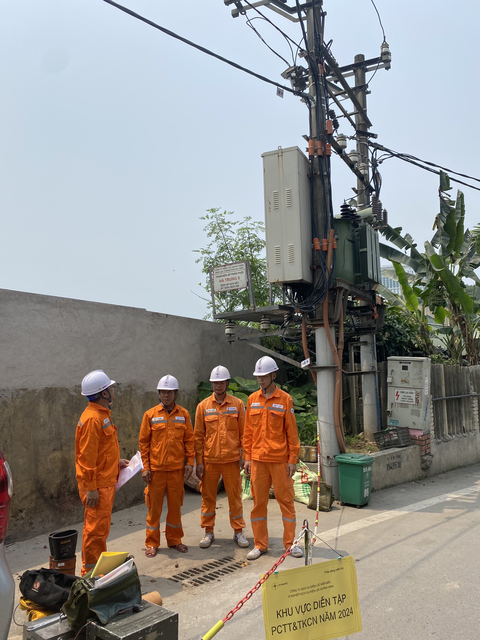 Xí nghiệp Dịch vụ Điện lực Quảng Ninh phối hợp với Công ty Điện lực Quảng Ninh diễn tập công tác PCTT&TKCN - Xử lý sự cố - An toàn năm 2024